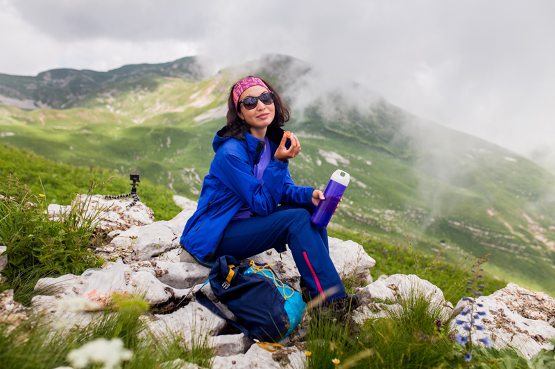 Women eating a snack on a mountain