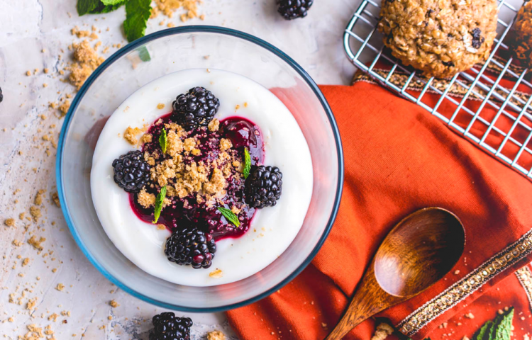 Blackberry yogurt parfait